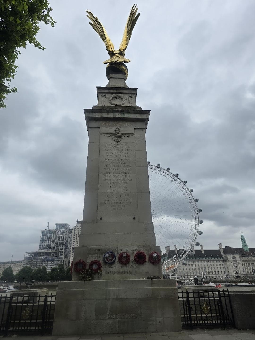 Victoria Embankment photo 2