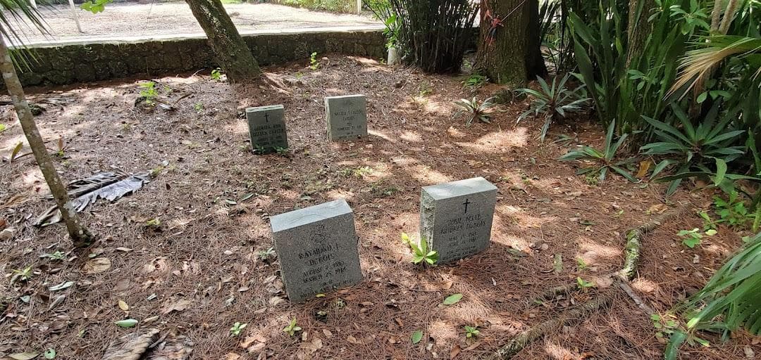 Pinewood Cemetery photo 6